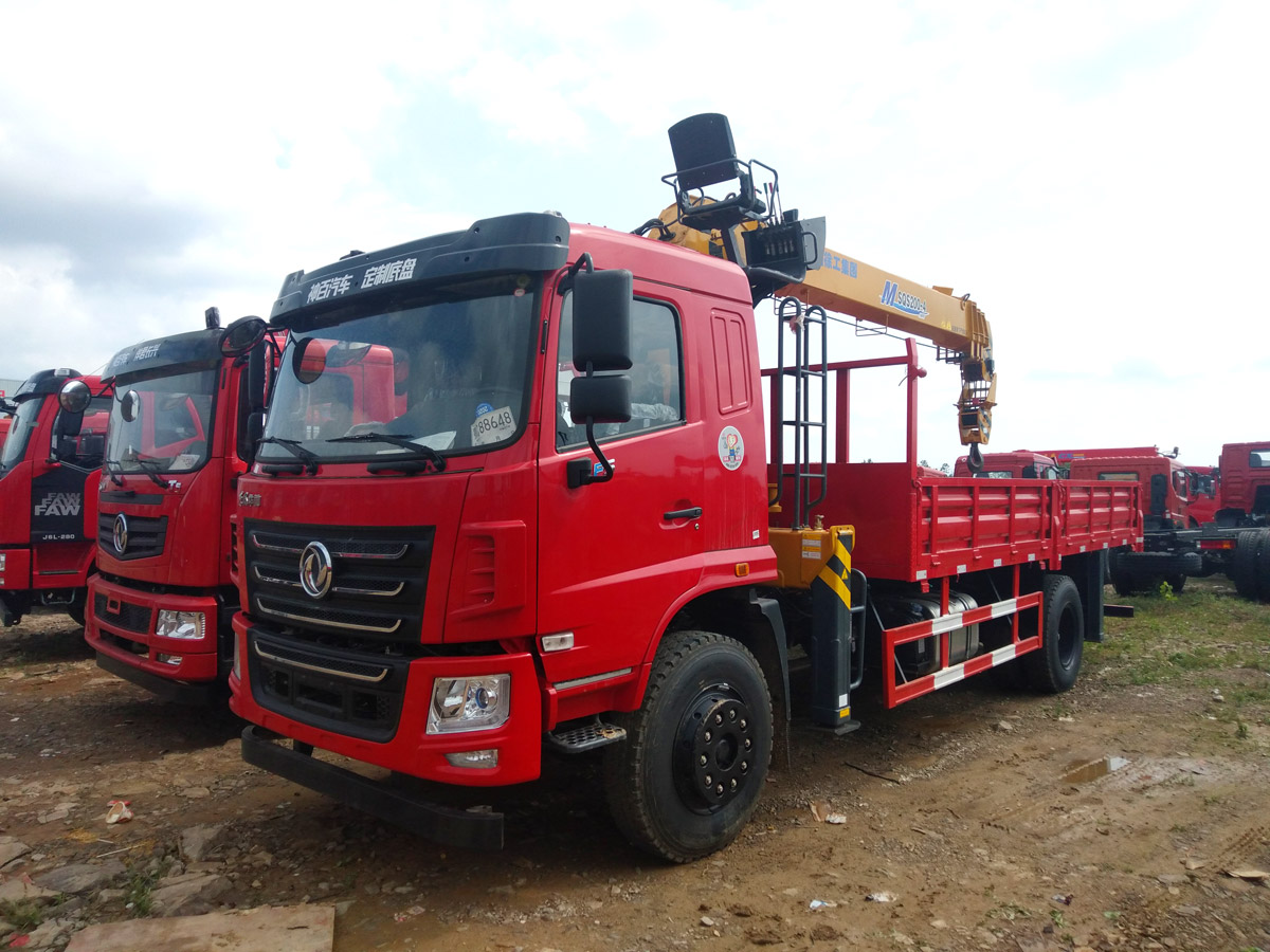 國(guó)六東風(fēng)華神F5排半上裝徐工8噸直臂式吊機(jī)隨車吊